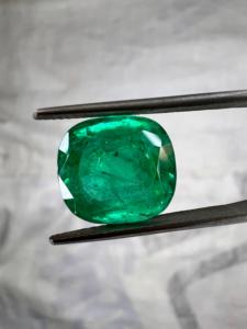 Grande pierre précieuse naturelle émeraude de Zambie de 9,08 carats, taille coussin, vert intense, pour la création de bijoux fins, Jai Narayan Gems ZHEM-01 - Product Image 3