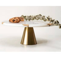Hoogwaardige witte marmeren en messing taartplateau met trendy design, herbruikbaar, aanpasbare maat voor bruiloft, feest en dessertpresentatie