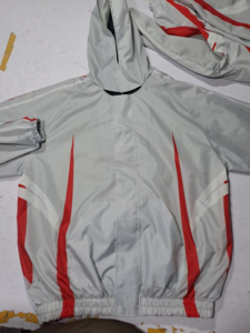 Veste coupe-vent à capuche sportive pour homme, gris et rouge, coupe régulière, polyester tissé, style automne, Roxy Sports - Product Image 2