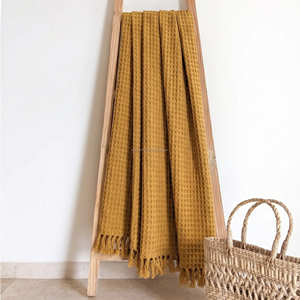 Manta Decorativa de Algodón con Diseño de Waffle Rojo para Sofás de Estilo Contemporáneo, con Superficie Texturizada y Flecos - Product Image 3
