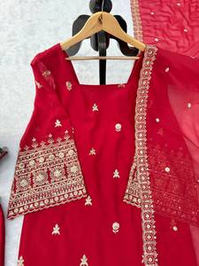 Lanzamiento del nuevo conjunto de fiesta de diseñador con top y pantalón de georgette sintético pesado con intrincados detalles de hilo y lentejuelas, y dupatta. - Product Image 6