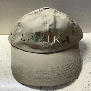 Casquette de camionneur unisexe LAVIKA personnalisée en coton 100 % pour le voyage, avec design 6 panneaux en tissu standard et fermeture à boucle métallique, toutes saisons - Product Image 1