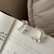 Pendientes de arco con textura de diseño exclusivo en plata de ley S925, versión coreana, estilo retro coreano, joyería para las orejas, venta al por mayor. - Product Image 4