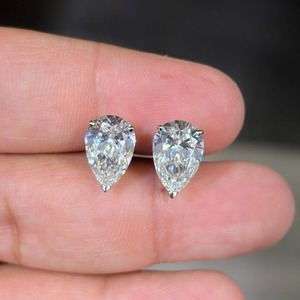 Boucles d'oreilles clous en diamant taille poire, sertissage griffe, classiques, unisexes, à visser, bijoux élégants, cadeau pour femmes et hommes, pour le quotidien, les fêtes, luxe - Product Image 1