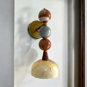 Aplique de pared moderno de latón con pantalla de mármol, diseño geométrico, estilo moderno de mediados de siglo, lámpara de interior para entrada y decoración del hogar - Product Image 2