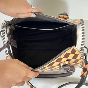 Venta al por mayor directa de fábrica: Bolsos de cuero a cuadros hechos a mano para mujer, bolsos de viaje tipo Speedy, bolsos de gimnasio para pasar la noche, bolsos de lona, bolsos cruzados de viaje personalizados. - Product Image 6