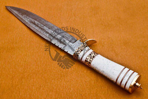 Nueva Edición Cuchillo de Caza de Acero de Damasco Hecho a Mano con Mango de Acrílico y Latón, Hoja Fija, Cuchillo Táctico para Camping y Supervivencia - Product Image 3