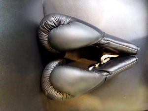 Gants de boxe vintage en cuir tanné, faits à la main, robustes, pour l'entraînement, finition classique de qualité supérieure pour le sparring de boxe - Product Image 2