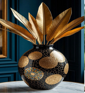 Jarrón dorado asimétrico con incrustaciones de mosaico floral y detalle de borlas. Estilo artesanal disponible a precios de mayorista. - Product Image 6