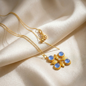 สร้อยคอจี้หินแคลซิโดนีสีน้ำเงินชุบทอง 18k แบบสั่งทำพิเศษสำหรับผู้หญิง สร้อยคอรูปใบโคลเวอร์แบบปรับได้ เครื่องประดับป้องกันการหมอง - Product Image 2