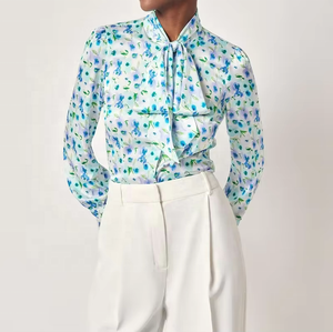 Blusa de Mujer con Cuello de Camisa y Lazo, Estampado Floral Tejido en Azul y Verde, Manga Larga - Product Image 1