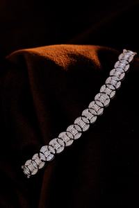 Bracelet chaîne géométrique classique plaqué rhodium avec pierres de zircon rondes, bijoux de mode pour femmes - Product Image 3
