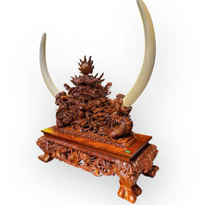 Le prix comprend des sculptures exquises en ivoire représentant quatre créatures mythiques, réalisées à partir d'un seul bloc de bois de Huong. - Product Image 3