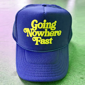 Casquette de camionneur verte avec logo « Going Nowhere Fast » brodé rose, casquette en maille unisexe, style décontracté, ajustement réglable, à porter au printemps et en été - Product Image 2