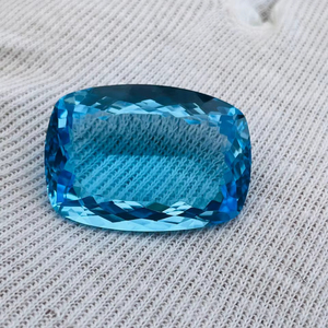 บลูโทแพซทรงคุชชั่นขนาดใหญ่ 48.17 กะรัต คุณภาพเกรด AAA พร้อมความเงางามระดับ AAA  ผ่านการเจียระไนและขัดเงาอย่างสมบูรณ์แบบ - Product Image 3