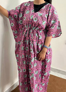Vestido Kaftan de Algodón Estampado a la Moda con Motivos Florales Artísticos y Estilo Relajado - Product Image 1