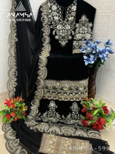 Elegante y Exquisito Salwar Kameez de Terciopelo Pesado con Bordado y Lentejuelas, Incluye un Impresionante Dupatta de Georgette - Impresionante Estilo Indio Pakistaní - Product Image 6