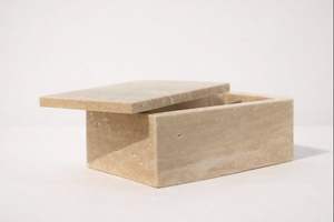 Moderna caja rectangular para joyas de piedra travertino con elegante tapa abatible que ofrece un diseño duradero, textura natural y decoración moderna. - Product Image 5