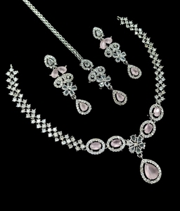 Conjunto de Collar y Aretes de Perlas de Cristal Geométricas de la Colección Fancy Plateada en Plata, Joyería de Boda para Mujer, Estilo Clásico con Pedrería - Product Image 1