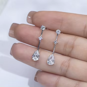 Boucles d'oreilles en or blanc avec diamants taille poire, couleur D, cultivés en laboratoire, certifiés IGI, style classique pour femme - Product Image 2
