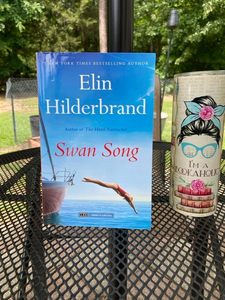 Swan Song de Elin Hilderbrand, libro de tapa dura, libro de ficción contemporánea y de romance de verano más vendido - Product Image 1