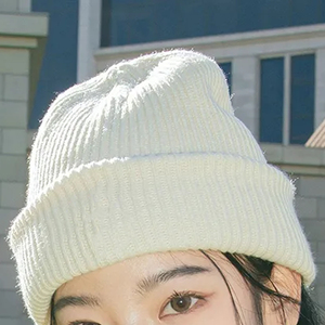 หมวกบีนนี่คุณภาพสูง ปักโลโก้ด้วยเพชรเทียม หมวกบีนนี่ฤดูหนาวพร้อมโลโก้แบบกำหนดเอง หมวกไหมพรมอุ่นๆ สำหรับผู้ชายและผู้หญิง - Product Image 4