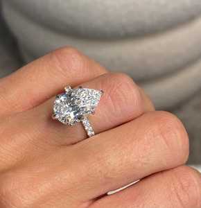 Anillo de Compromiso de Oro de 18K con Diamante Cultivado en Laboratorio de Corte Pera de 5.50 Quilates para Mujer |   Anillo de Boda Solitario Impresionante - Product Image 1