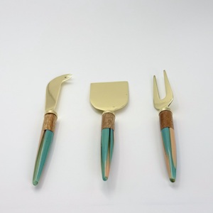 Couteau à fromage de table en acier inoxydable avec manche en bois et résine, finition PVD dorée, outils à fromage en gros - Product Image 2