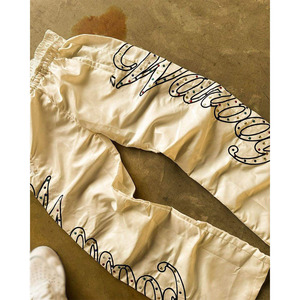 กางเกงไนลอนผู้ชายลายกราฟิกประดับเพชร ทรงขากว้าง สไตล์สตรีทแวร์ กางเกงหรูหรา งานศิลปะประดับเพชร กางเกงแทร็ค บริการรับผลิตแบรนด์ส่วนตัว - Product Image 5