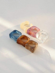 Bagues en résine modernes faites à la main, colorées et audacieuses, accessoires de mode en acrylique épais pour femmes et filles par GLOWIN FASHION - Product Image 5