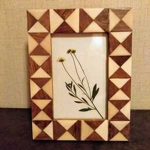 Cadre photo en bambou fait main personnalisé avec logo et design d'incrustation de couleur sur mesure pour la maison, l'hôtel, le bureau, provenant d'Inde - Product Image 1