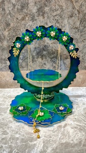 Jhoola de Resina Hecha a Mano de Lujo con Diseño de Laddu Gopal |   Columpio Decorativo Kanha Ji Krishna para el Hogar, Templo, Decoración para el Festival Janmashtami - Product Image 2