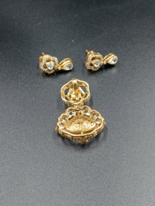 Collier pendentif ethnique plaqué or en alliage Amaira Jewels avec sertissage de pierres trillons, idéal pour un cadeau féminin - Product Image 4
