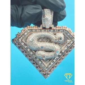 Pendentif de luxe avec logo Superman, entièrement serti de diamants, aspect argenté, bijoux, symbole S de Superman, pendentif serti de pierres baguette - Product Image 3