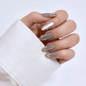 Uñas Postizas Metálicas Color Champán Línea Dorada, Forma Almendrada Mediana, Uñas Artificiales de Lujo con Perlas, Personalizadas, OEM, ODM, Venta al Por Mayor - Product Image 5