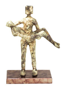 Sculpture abstraite artisanale en aluminium - Figurine d'homme portant une femme blessée - Statue décorative moderne en métal symbolique - Product Image 2