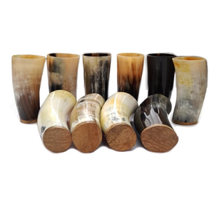 Viking Stores Artisanat : Chope en véritable corne de buffle, polie et sculptée, style animalier, motif Arbre de Vie, artisanat naturel - Product Image 1