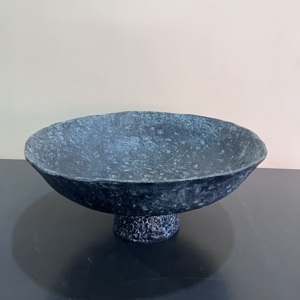 Bandeja Redonda Decorativa de Aluminio con Acabado Antiguo de Artisan Design para Decoración del Hogar - Product Image 2