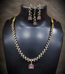 Conjunto de Colgante Chapado en Oro con Piedras, Diseño de Hoja Premium, Hecho a Mano en India, Regalo Ideal para Compromisos, Bodas y Fiestas, el Más Vendido y en Tendencia - Product Image 2