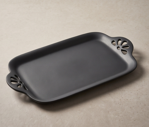 Plateau de service rectangulaire en métal noir mat avec poignée découpée, idéal comme centre de table pour le salon - Product Image 3