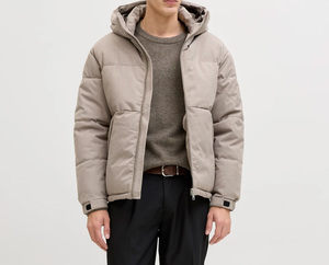 เสื้อแจ็คเก็ตพัฟเฟอร์ OEM ยูนิเซ็กส์ สไตล์วินเทจ กันน้ำ ระบายอากาศได้ดี เป็นมิตรกับสิ่งแวดล้อม แห้งเร็ว ออกแบบโลโก้ด้านหน้าได้ตามต้องการ เสื้อคลุมสำหรับฤดูหนาว - Product Image 2