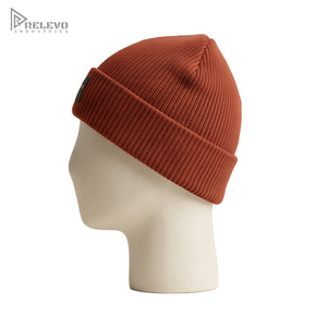 Bonnet unisexe personnalisé de qualité supérieure 100 % acrylique rayé rouge à côtes fines, bord roulé, étiquette tissée haute densité - Product Image 2