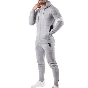 Ensemble de survêtement léger pour homme, idéal pour la gym, les voyages ou la détente. Survêtement deux pièces simple et élégant pour homme avec logo à rayures latérales. - Product Image 4