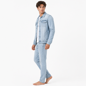 Chaqueta vaquera para hombre diseñada con una estructura clásica de mezclilla resistente y cómoda de llevar para un estilo versátil en salidas informales. - Product Image 2