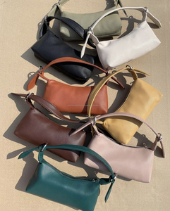 Bolsos y monederos de lujo hechos a mano con cuero exótico en relieve de cocodrilo - Product Image 3