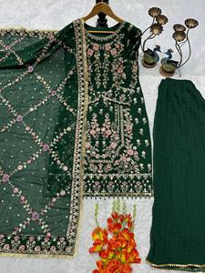 Ensemble Kurti festif avec broderies lourdes, travail de perles et dupatta élégant - Product Image 3