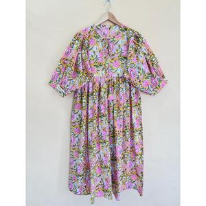 Vestido midi de algodón con estampado floral rosa para mujer, con cuello de lazo y manga corta abullonada, vestido informal de verano. - Product Image 4