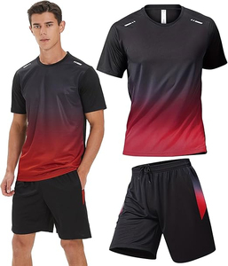 ชุดเสื้อกีฬาผู้ชายลำลองไล่เฉดสีดำแดง พร้อมกางเกงขาสั้นผ้าโพลีเอสเตอร์ถัก แห้งเร็ว เหมาะสำหรับออกกำลังกายในฤดูร้อน - Product Image 1