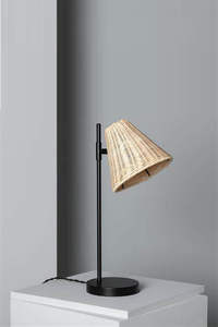 Porte-bougie en rotin classique, conçu pour les intérieurs traditionnels et les espaces extérieurs, créant une éclairage décoratif doux. - Product Image 2