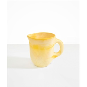 Carafe en céramique jaune minimaliste avec poignée pour la cuisine, disponible chez Worldwide Supply - Product Image 1